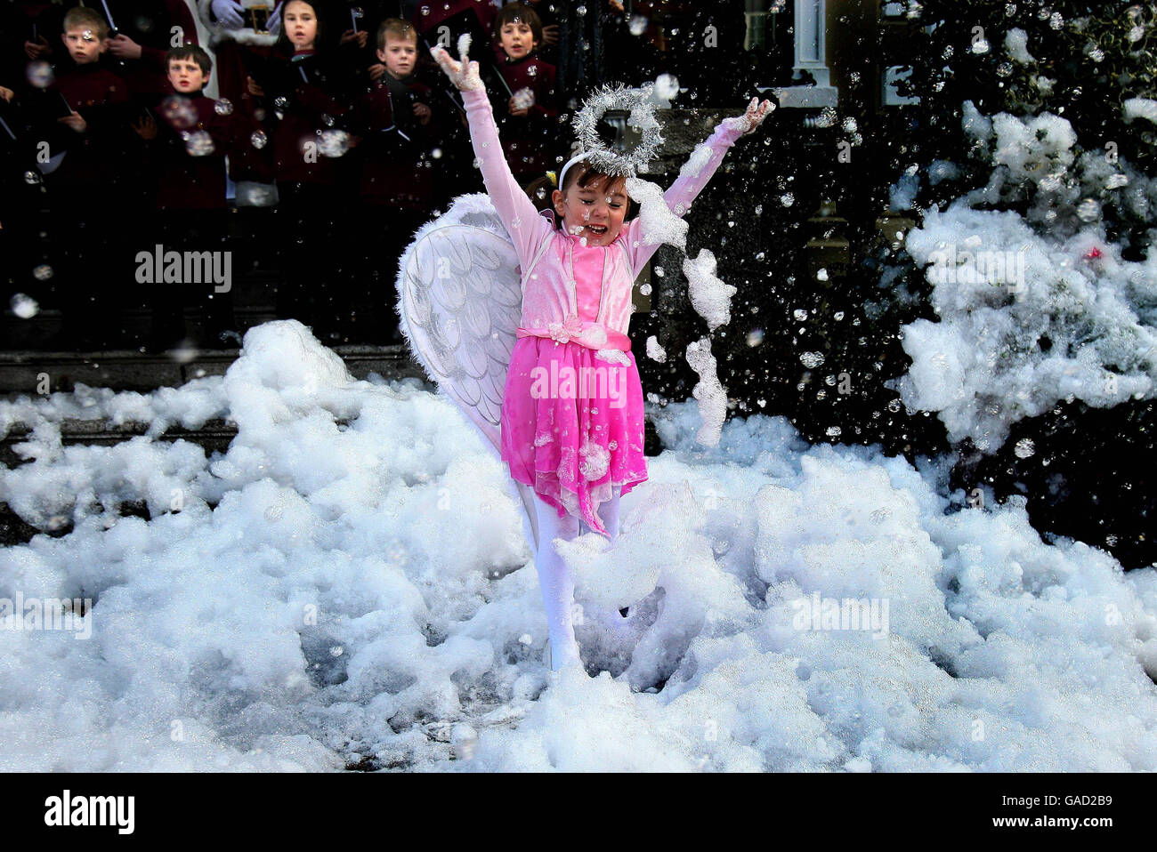 Photo. Jane Hurlihy, quatre ans, de Glassnevin, aide à lancer le guide des événements du Conseil municipal de Dublin pour la saison de Noël 2007. Banque D'Images