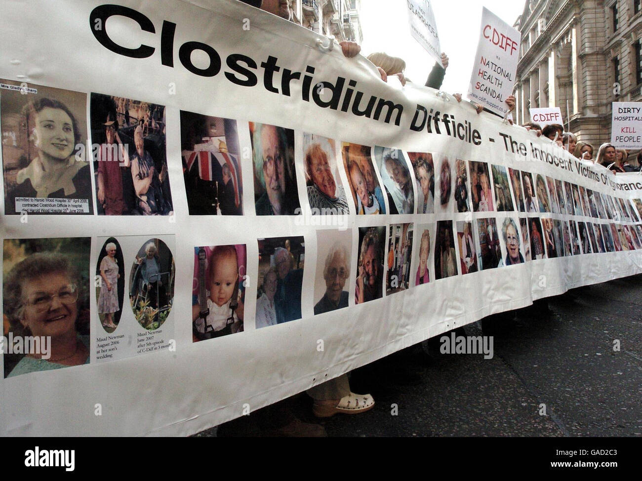 Les parents des victimes de Clostridium difficile - une infection bactérienne de l'intestin - dévoilent une bannière montrant 80 victimes de la maladie, après une marche aujourd'hui à Westminster. Banque D'Images