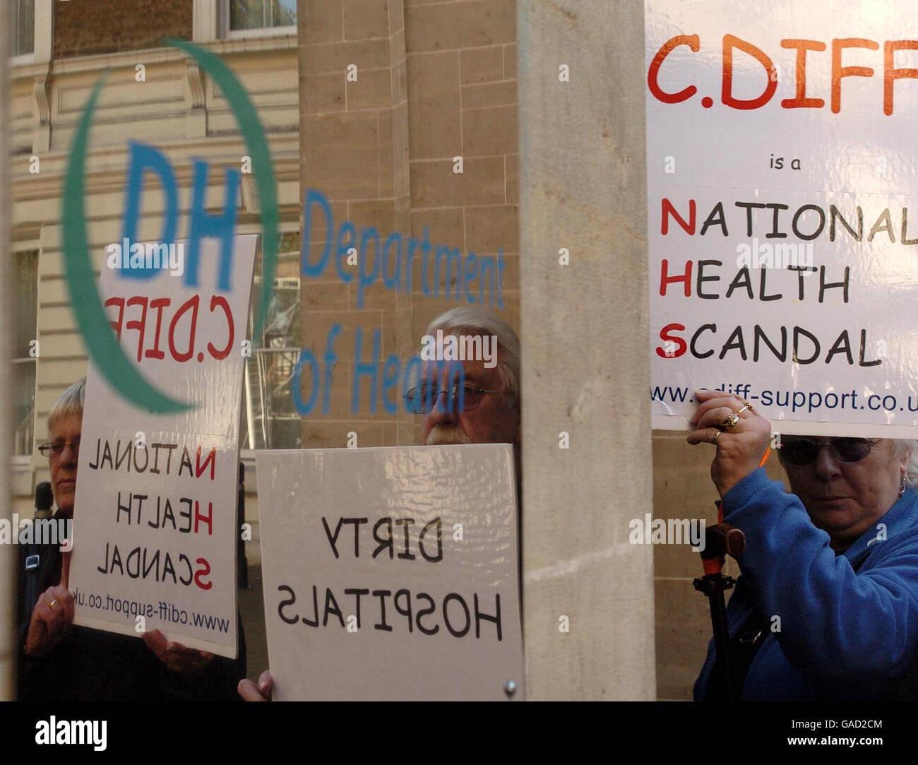 Des parents de personnes atteintes de Clostridium difficile - une infection bactérienne de l'intestin - arrivent pour des entretiens au ministère de la Santé. Banque D'Images