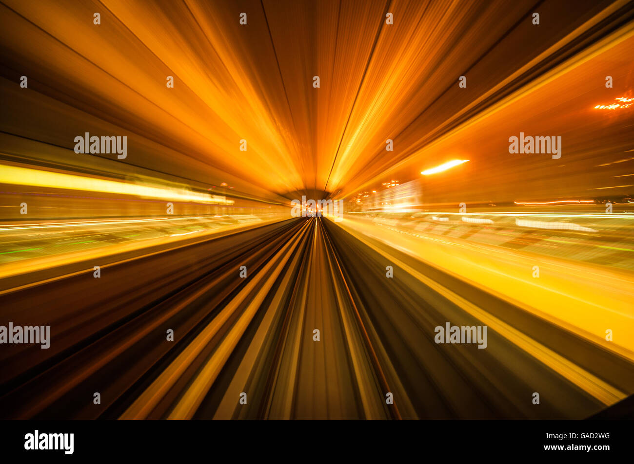 Grande vitesse les faisceaux lumineux métro de Dubaï Banque D'Images