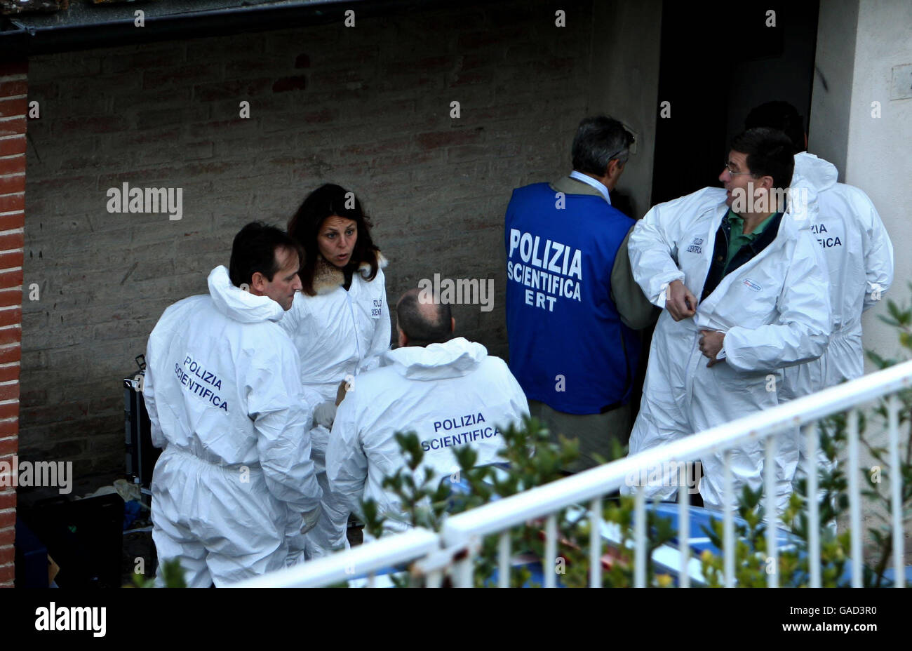 Police à l'extérieur de l'appartement où Meredith Kercher a été trouvé tôt hier après-midi avec sa gorge coupée, dans le centre de la ville italienne de Pérouse. Banque D'Images