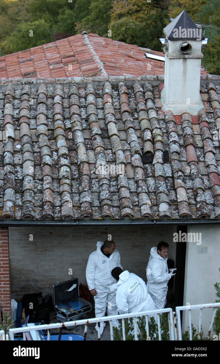 La police dans le domaine de l'appartement où Meredith Kercher a été trouvé tôt hier après-midi avec sa gorge coupée, dans la ville italienne centrale de Pérouse. Banque D'Images