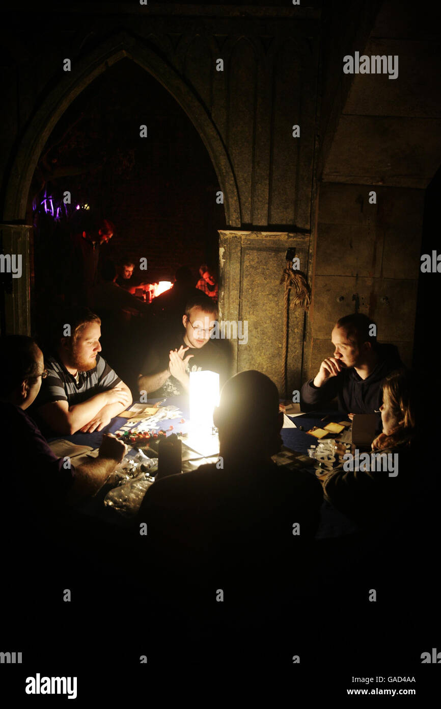 Joueurs pendant la journée mondiale des donjons et des dragons au London Dungeon, dans le sud de Londres. Banque D'Images