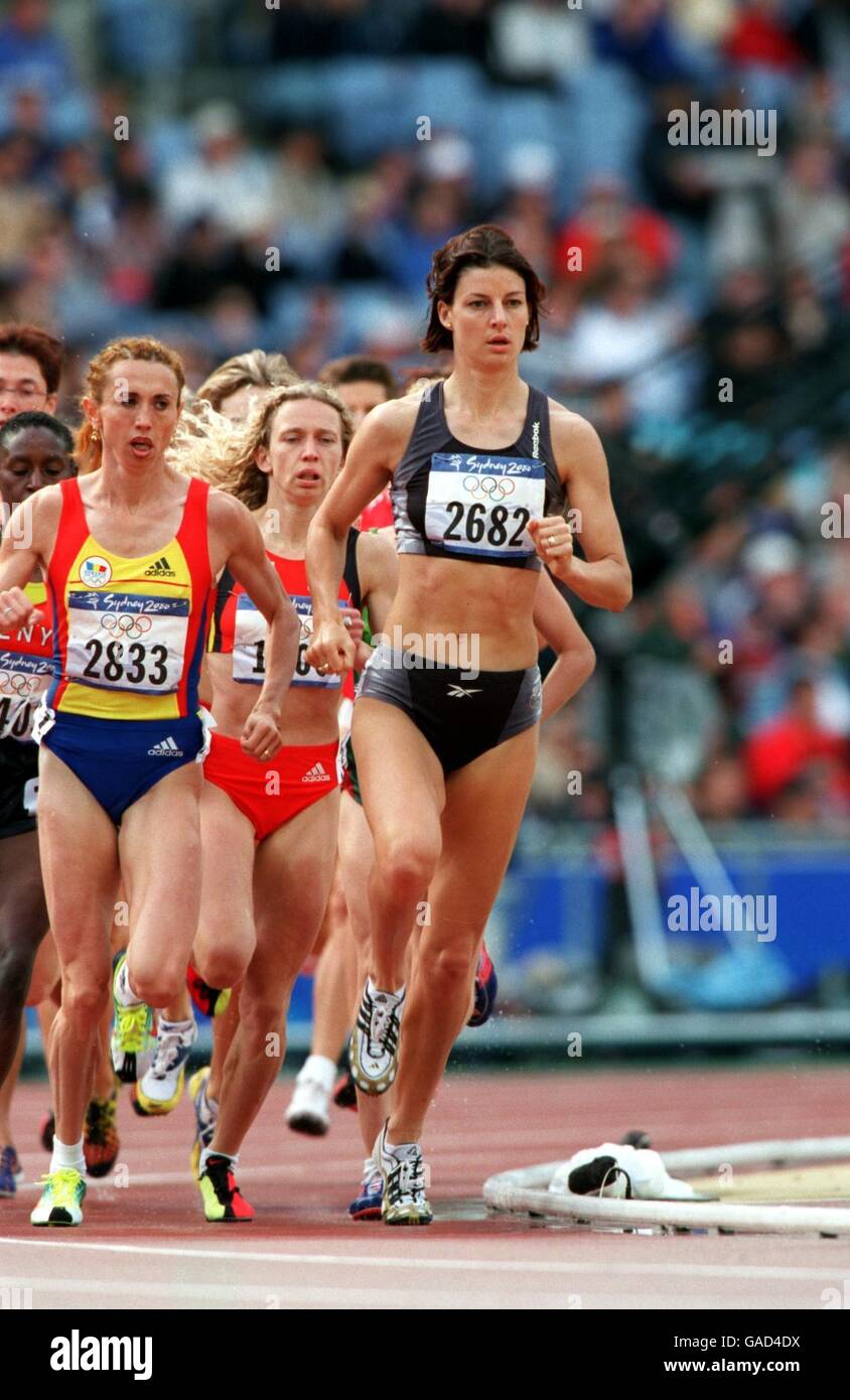 Athlétisme - Jeux Olympiques de Sydney 2000 - 1 500 m pour femmes - Round 1 - Heat 2.Le Toni Hodgkinson de Nouvelle-Zélande agit comme stimulateur cardiaque Banque D'Images