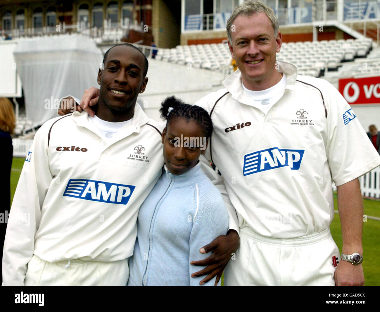 Expérience de travail de Surrey les élèves obtiennent leurs photos prises avec les joueurs Jason Ratcliffe (à droite) et Michael Carberry (à gauche) Banque D'Images
