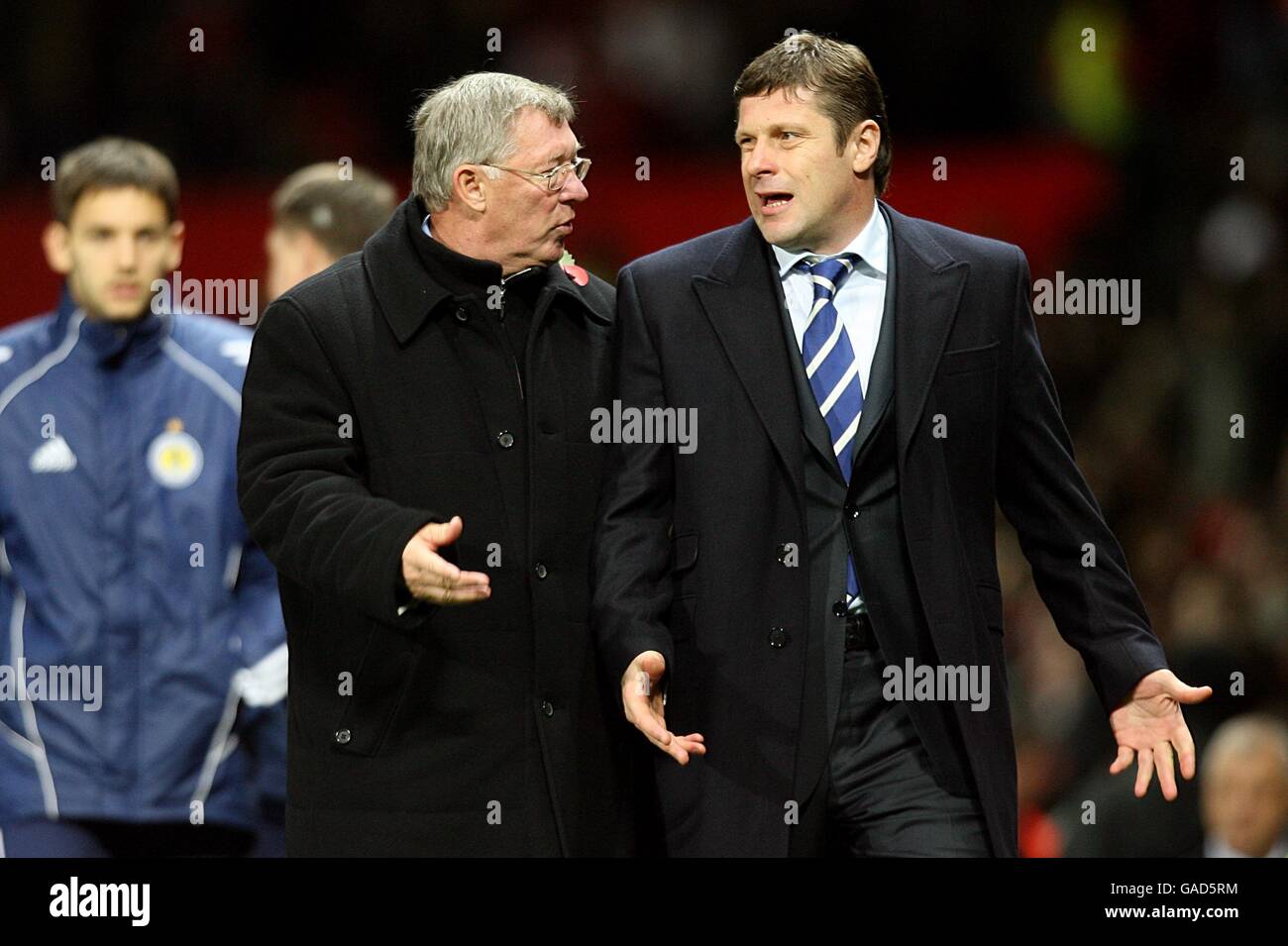 Football - UEFA Champions League - Groupe F - Manchester United / Dynamo Kiev - Old Trafford.Alex Ferguson, directeur de Manchester United (à gauche), s'entretient avec Oleh Luzhnyy, directeur de Dynamo Kiev, après le coup de sifflet final. Banque D'Images