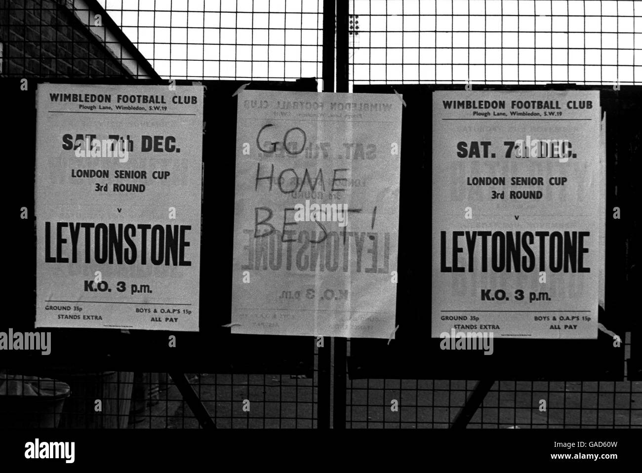 Un commentaire laissé sur les portes d'entrée de Plough Lane par un partisan de Wimbledon mécontent de la proposition de prise de contrôle du club par un consortium impliquant George Best Banque D'Images Un commentaire laissé sur les portes d'entrée de Plough Lane par un partisan de Wimbledon mécontent de la proposition de prise de contrôle du club par un consortium impliquant George Best Banque D'Images