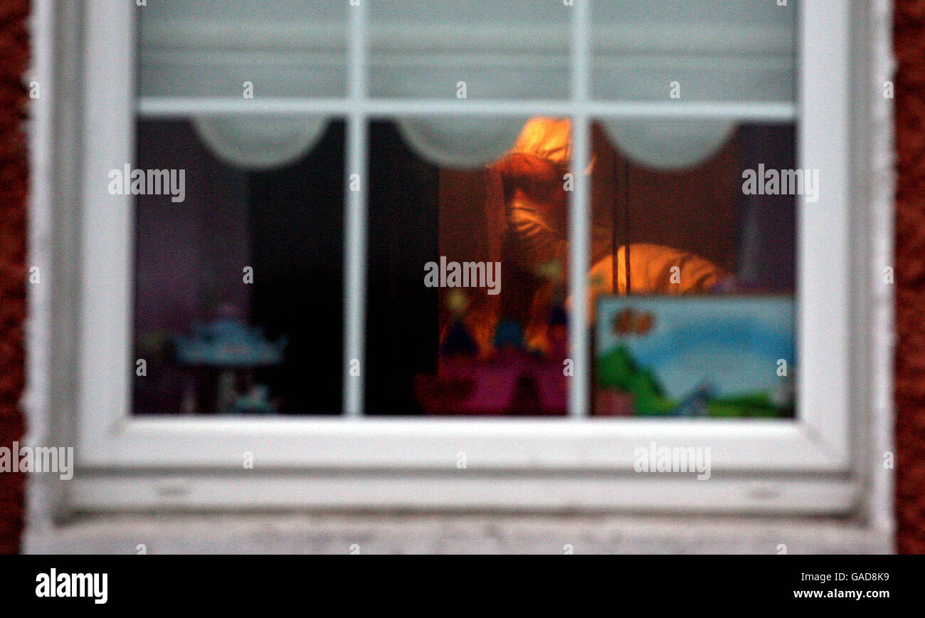 Un expert judiciaire dans la maison où un homme au début de la trentaine a été trouvé mort dans le domaine de Donomore à Tallaght, Dublin. Banque D'Images