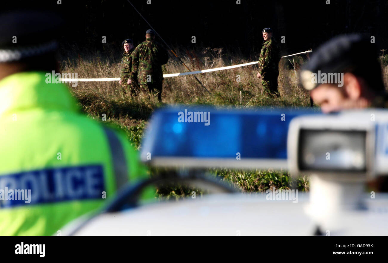 La police et le personnel de la RAF sur les lieux à la suite d'un incident impliquant un avion de la RAF Tornado à Egmere, près de Holkham, sur la côte nord de Norfolk. Un navigateur de systèmes BAE a perdu la vie hier lorsqu'il a été éjecté à l'envers lors d'un vol d'essai dans une RAF Tornado au-dessus de Norfolk. Banque D'Images