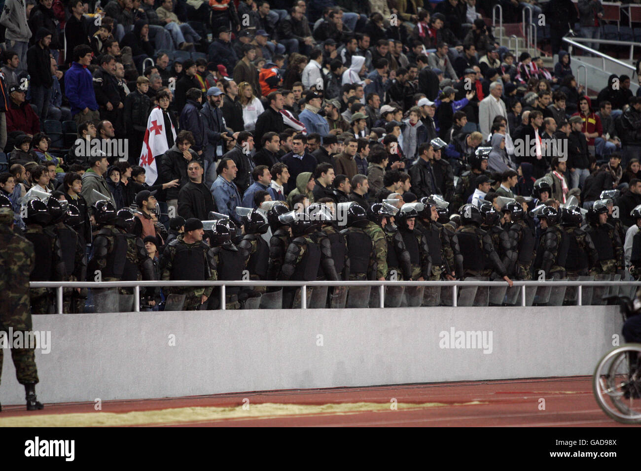 Football - Championnat d'Europe 2008 de l'UEFA qualification - Groupe B - Géorgie / Ecosse - Stade Boris Paichadze.La police anti-émeute fait la queue sur le terrain. Banque D'Images