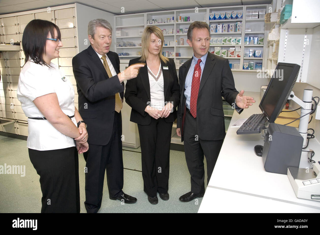 Le député du secrétaire d'État à la Santé Alan Johnson (deuxième à partir de la gauche) visite Lloydsprharmacy, Anlaby Road, succursale de Hull avec la pharmacienne (L-R) Melinda Roberts, la directrice de la succursale Jill Calver et le directeur général de Lloyds Pharmacy Justin Ash. Banque D'Images