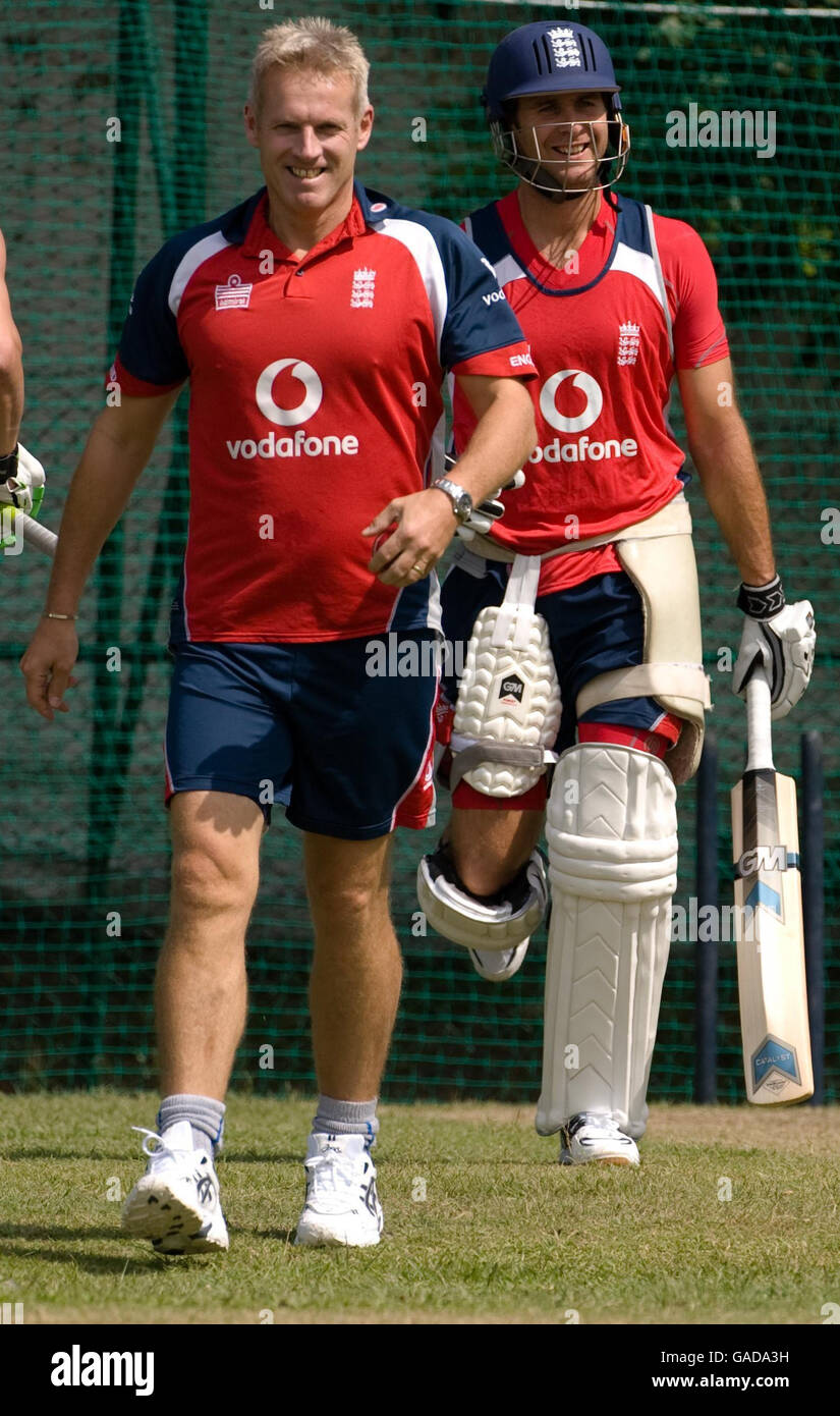 Le capitaine de l'Angleterre Michael Vaughan partage une blague avec l'entraîneur Peter Moores (à gauche) lors d'une séance d'entraînement de filets au club de cricket de Nondescripts, Colombo, Sri Lanka. Banque D'Images