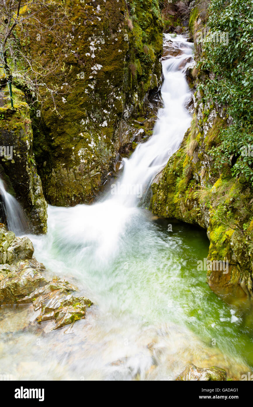 La cascade de Poço do Inferno se trouve dans la forêt boréale des montagnes de Serra da Estrela, Portugal, Europe Banque D'Images