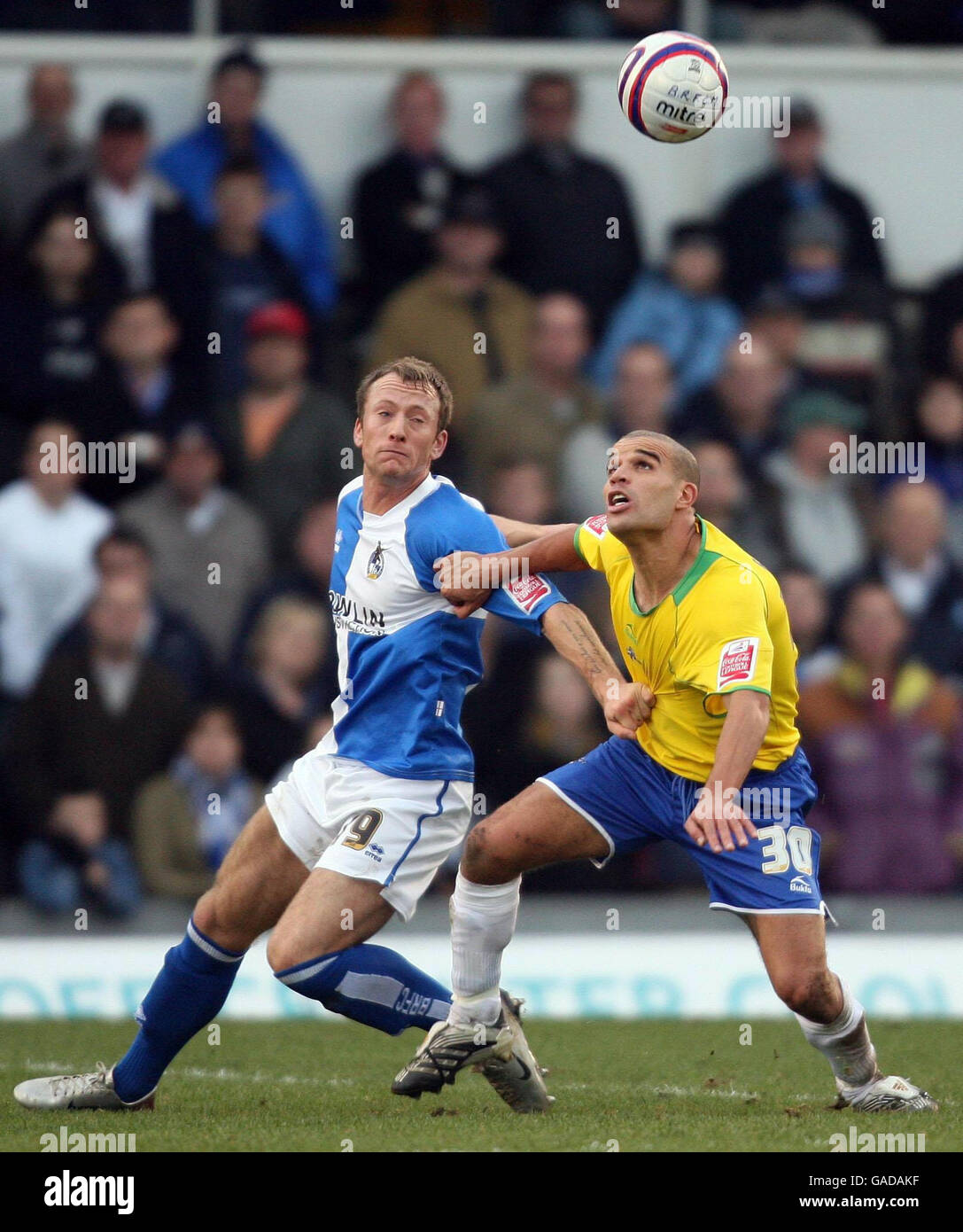 Sean Rigg de Bristol Rovers et Marcus Bignot de Millwall en action lors du match de la Coca-Cola football League One au Memorial Stadium de Bristol. Banque D'Images Sean Rigg de Bristol Rovers et Marcus Bignot de Millwall en action lors du match de la Coca-Cola football League One au Memorial Stadium de Bristol. Banque D'Images