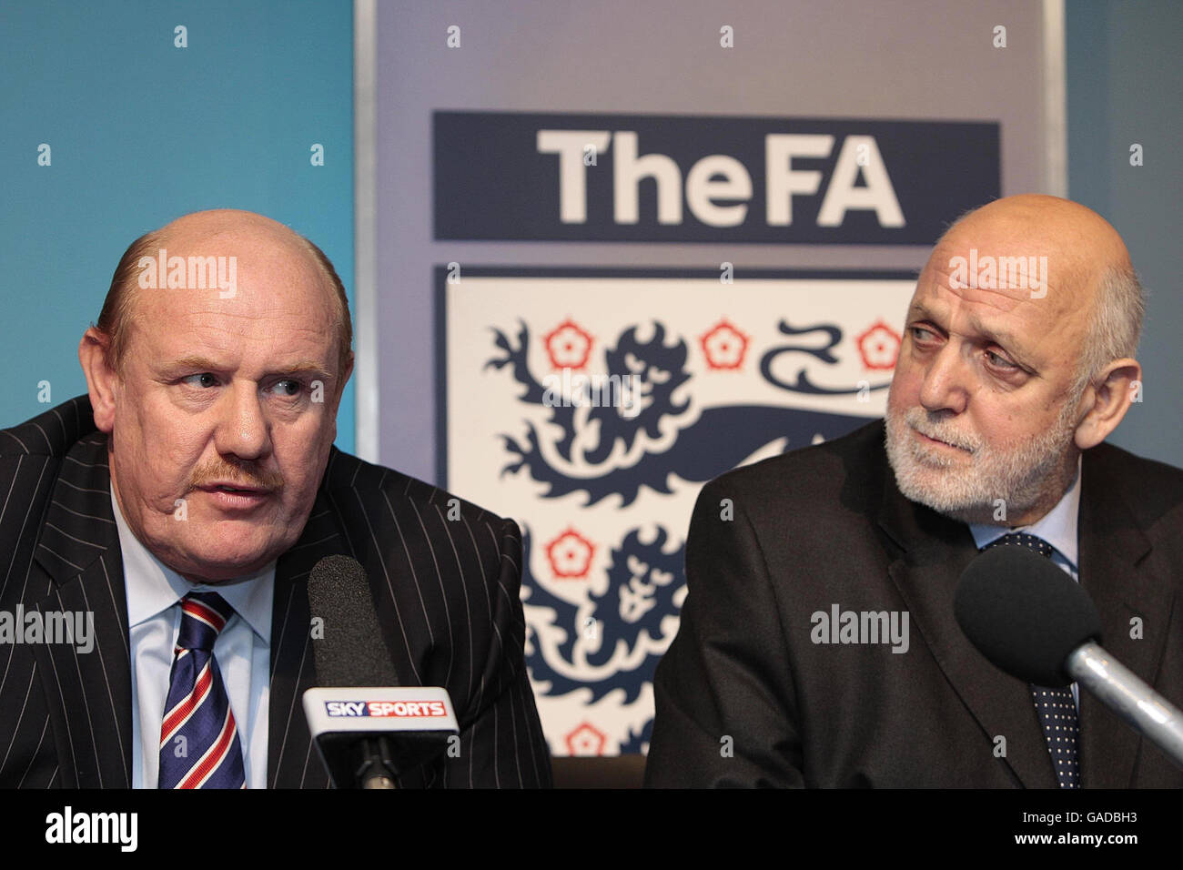 Geoff Thompson, président de la FA (à droite), se présente comme Brian Barwick, chef de la direction de la FA, lors d'une conférence de presse au siège social de la FA, à Soho Square, à Londres. Banque D'Images