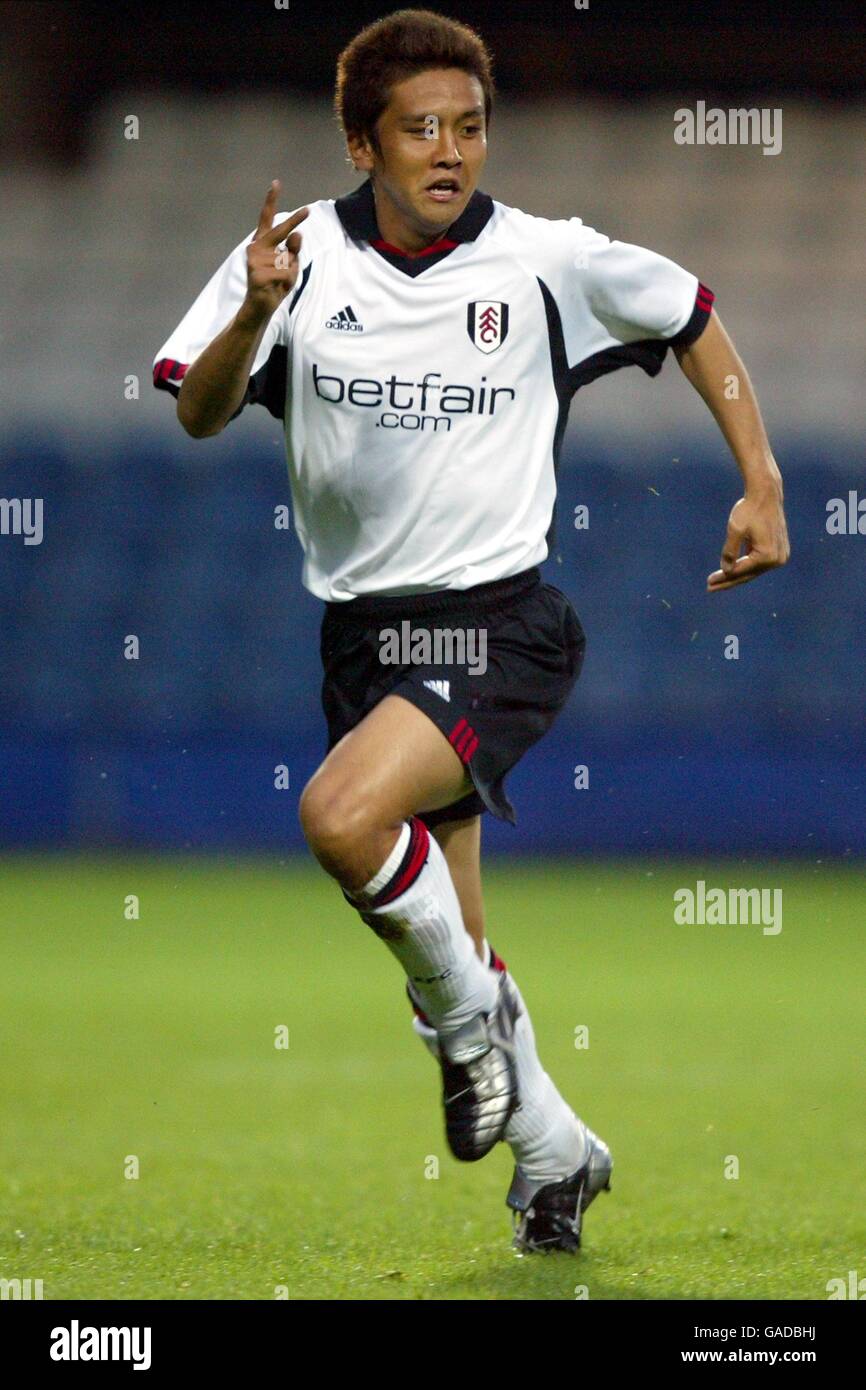 Football - coupe Intertoto de l'UEFA - demi-finale - première jambe - Fulham / Sochaux. Junichi Inamoto de Fulham en action contre Sochaux Banque D'Images