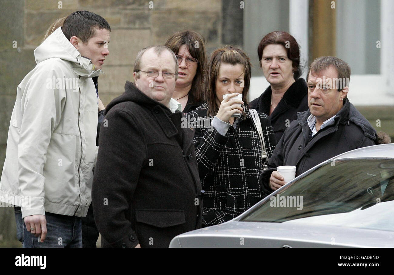 Michael Hamilton, père de Vicky Hamilton, et la famille attendent devant le tribunal de Sherriff de Linlithgow pour l'arrivée de Peter Tobin. Peter Tobin devrait faire une deuxième apparition devant le tribunal aujourd'hui après avoir été inculpé de la jeune fille qui a tué Vicky. Banque D'Images