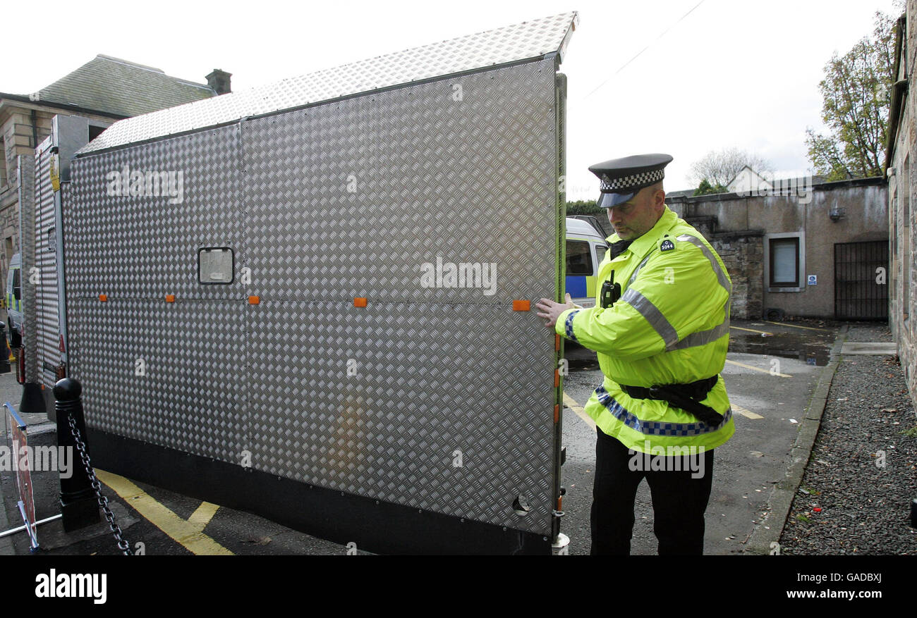 La police enlève une barricade métallique qui a été placée à l'extérieur du tribunal de Sherriff de Linlithgow pour protéger Peter Tobin à son arrivée à l'arrière du bâtiment. Une comparution devant le tribunal de l'homme accusé du meurtre de la jeune fille Vicky Hamilton a été annulée aujourd'hui après qu'il ait été attaqué en prison. Il devait faire une deuxième apparition aujourd'hui au tribunal de shérif de Linlithgow, où il a été accusé du meurtre de la jeune fille en privé jeudi dernier. Banque D'Images