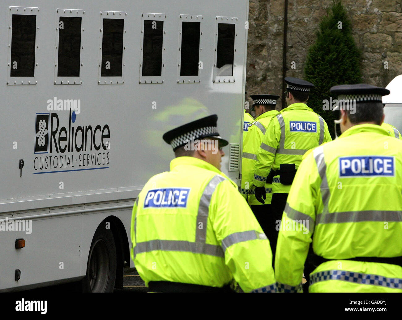 Policiers à l'extérieur de la cour de Sherriff de Linlithgow à côté d'une fourgonnette de services de garde Reliance.Une comparution devant le tribunal de l'homme accusé du meurtre de la jeune fille Vicky Hamilton a été annulée aujourd'hui après qu'il ait été attaqué en prison.Il devait faire une deuxième apparition aujourd'hui au tribunal de shérif de Linlithgow, où il a été accusé du meurtre de la jeune fille en privé jeudi dernier. Banque D'Images