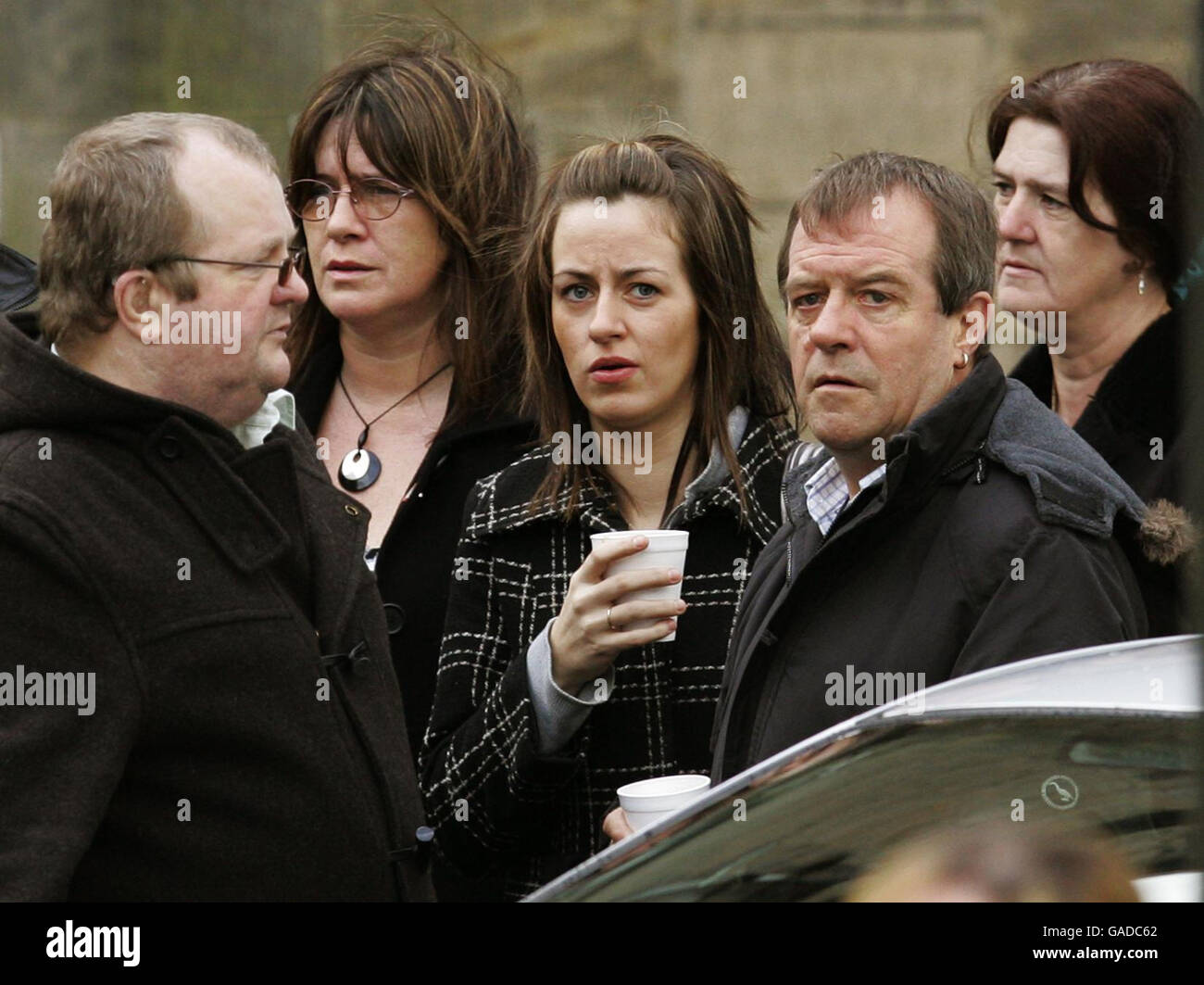 Michael Hamilton (à droite), père de Vicky Hamilton, et la famille attendent devant le tribunal de Sherriff de Linlithgow pour l'arrivée de Peter Tobin. Peter Tobin devrait faire une deuxième apparition devant le tribunal aujourd'hui après avoir été inculpé de la jeune fille qui a tué Vicky. Banque D'Images