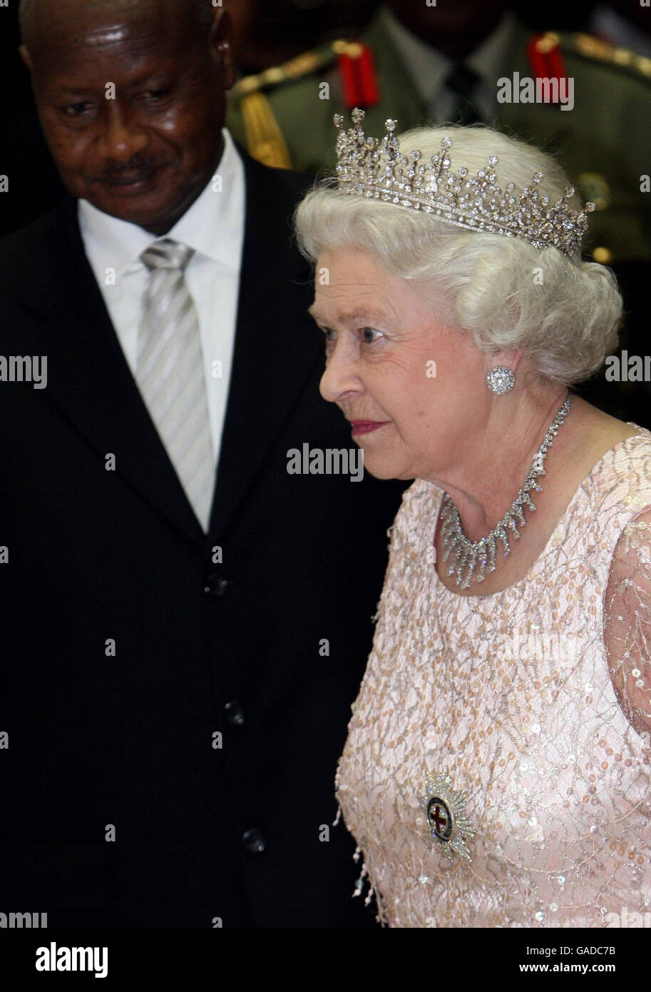 La reine Elizabeth II de Grande-Bretagne est reçue par le président ougandais Yoweri Kaguta Museveni, à la Maison d'État de Kampala, en Ouganda. Banque D'Images