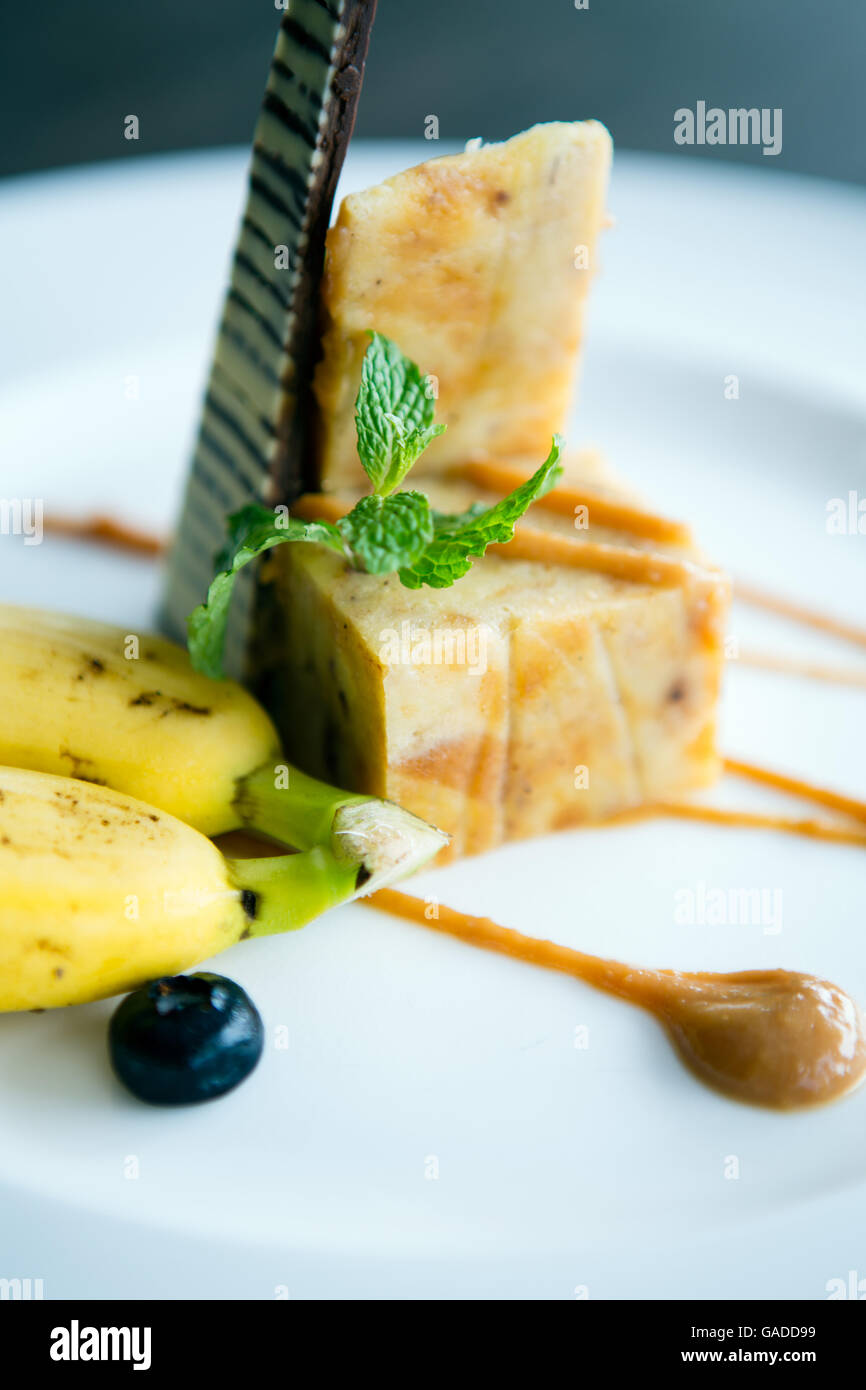 Une assiette de dessert / pudding Banque D'Images