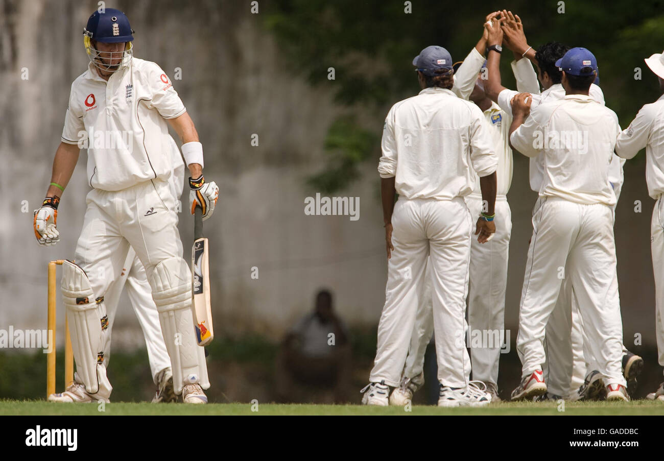 Kevin Pietersen, en Angleterre, se dresse dans son faux-pied après avoir été pris par le XI joueur de cricket du président du conseil de cricket du Sri Lanka, Kaushal Silva, du bowling de Chanaka Welegedara pour une course lors de leur match d'échauffement au terrain de Nondescripts, Colombo. Banque D'Images