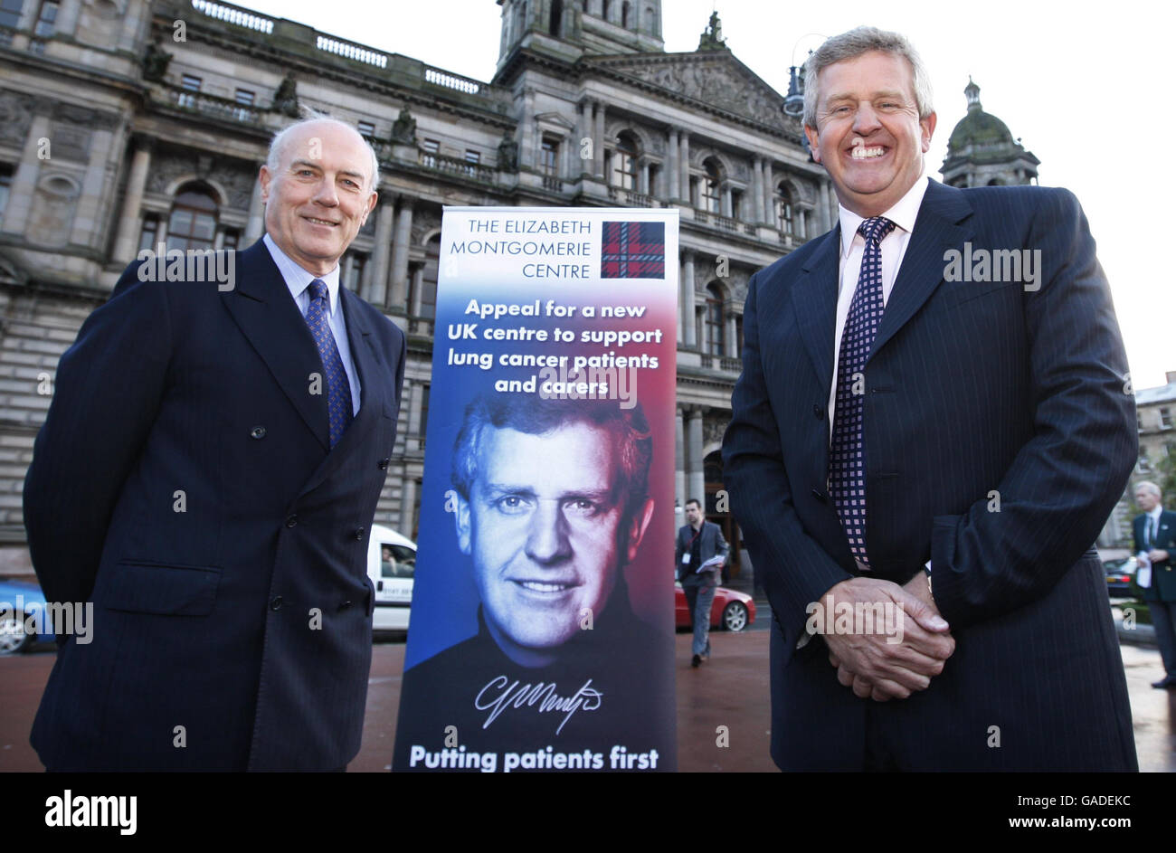 Colin Montgomerie (à droite) et le professeur Ray Donnelly, président de la Roy Castle Foundation, lancent un appel de collecte de fonds de 5 millions pour un centre d'excellence britannique pour le cancer du poumon, en dehors des chambres de ville de Glasgow. Banque D'Images
