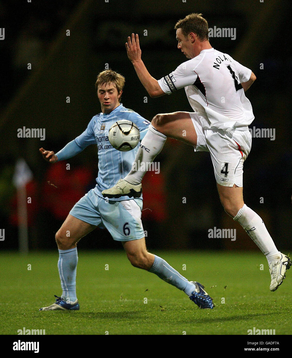 Michael Johnson de Manchester City (à gauche) en action avec Kevin Nolan de Bolton lors du quatrième tour de la coupe de Carling au Reebok Stadium, Bolton. Banque D'Images