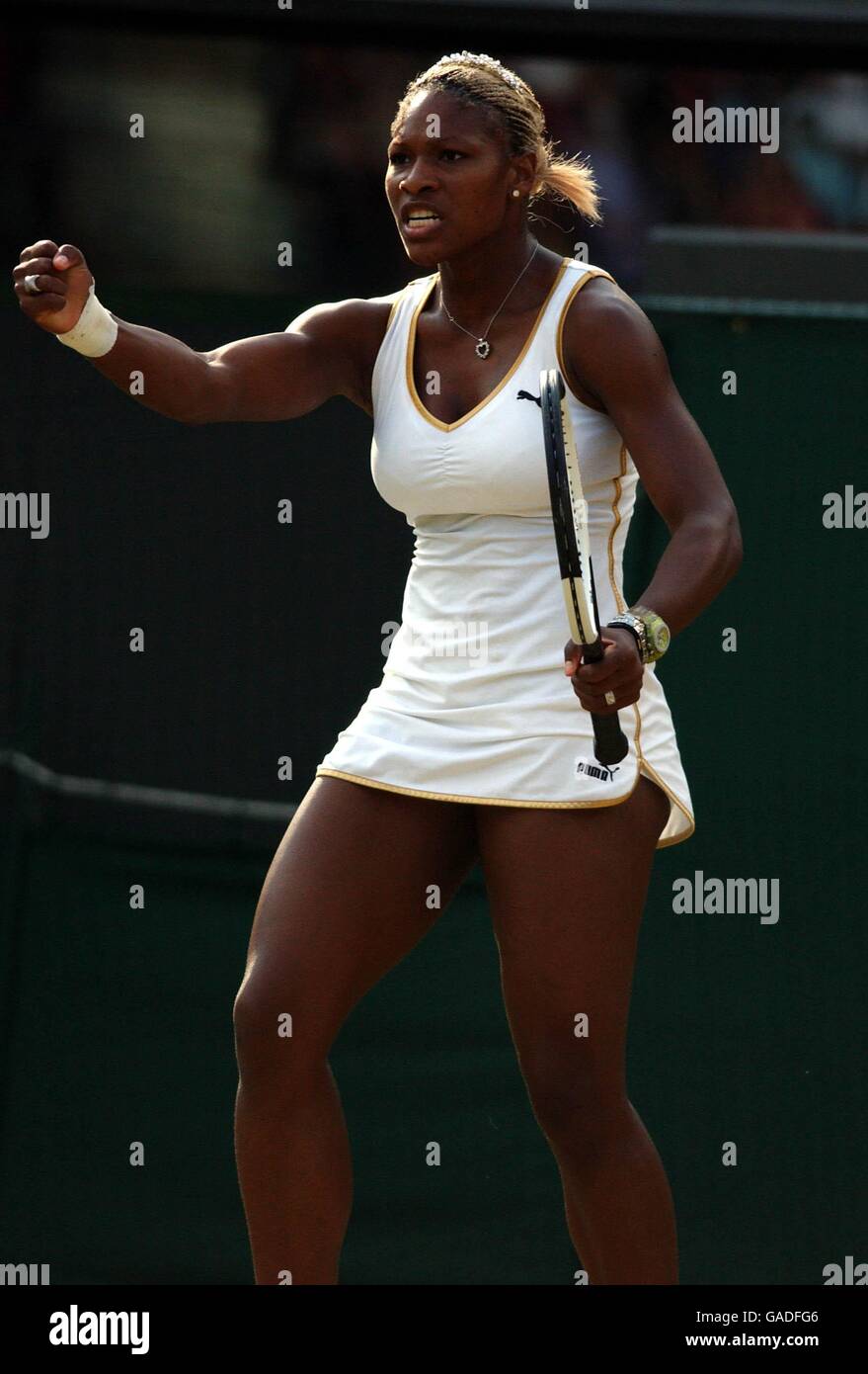 Tennis - Wimbledon 2002 - quatrième tour.Serena Williams célèbre un point contre Daniela Hantuchova Banque D'Images