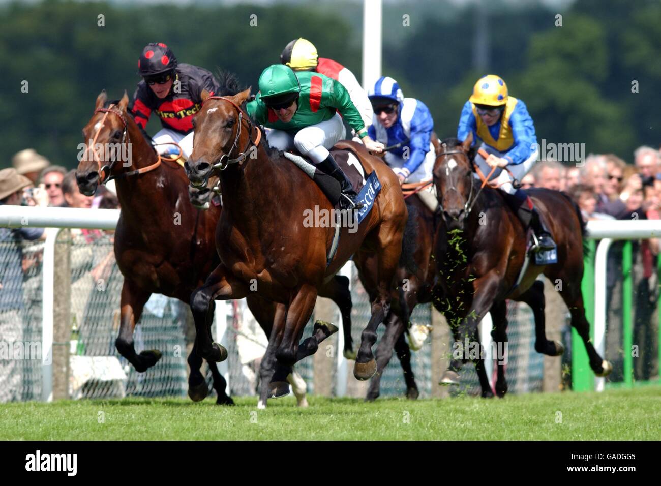 Balakheri monté par Johnny Murtagh (au centre) vient à la maison pour gagner Les enjeux du roi Édouard VII Banque D'Images