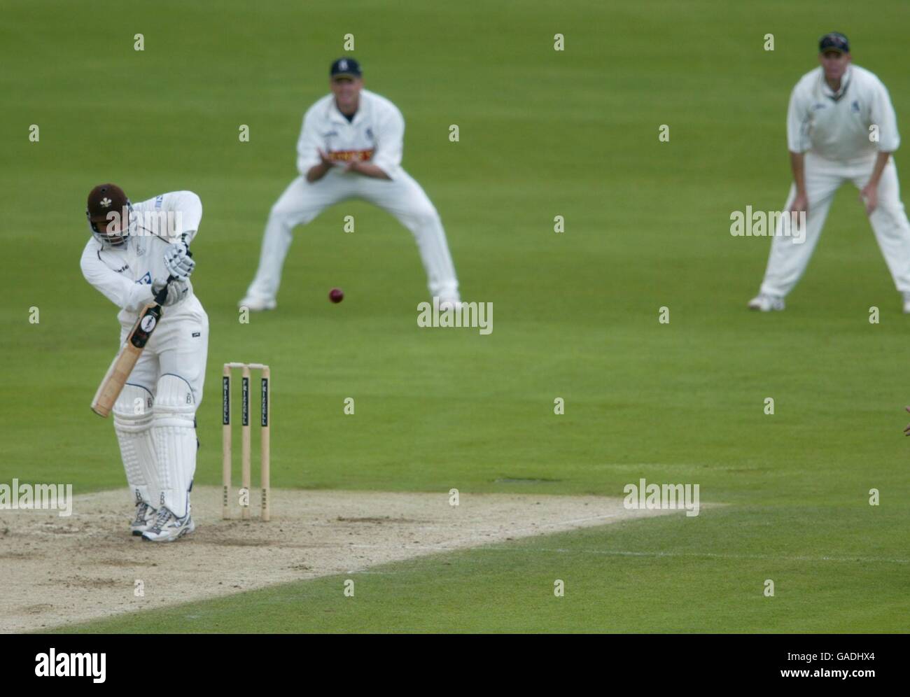 Mark Ramprakash de Surrey repousse le ballon pour quatre courses Banque D'Images