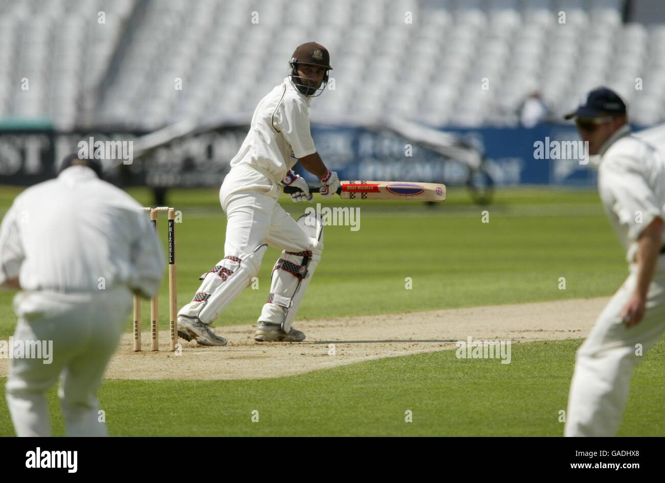 Le Nadeem Shahid de Surrey en fait un à glisser et à attraper Dominic Ostler de Warwickshire (à gauche) Banque D'Images