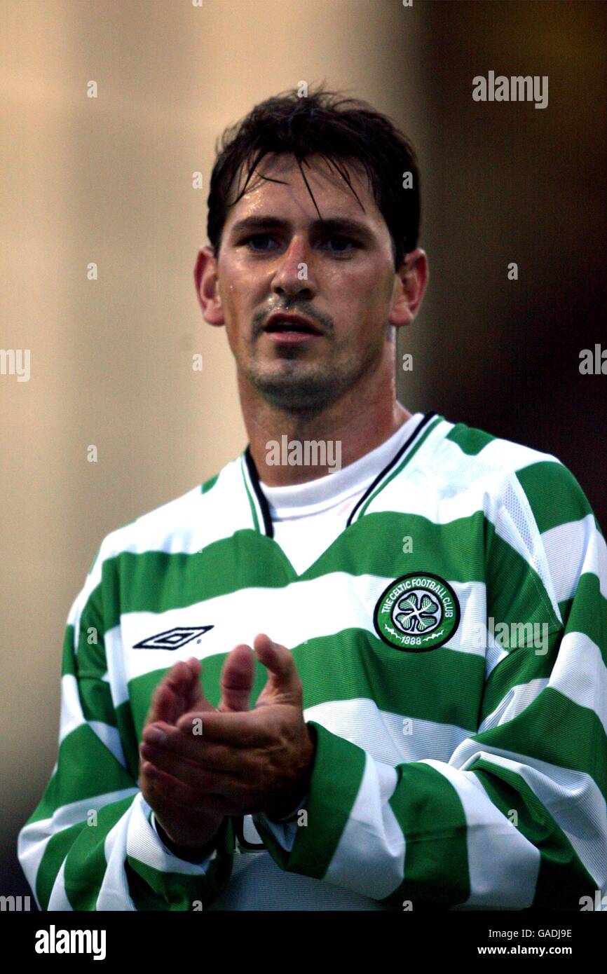 Le Celtic Jackie McNamara applaudit la victoire de son équipe en 3-2 sur Portsmouth Banque D'Images