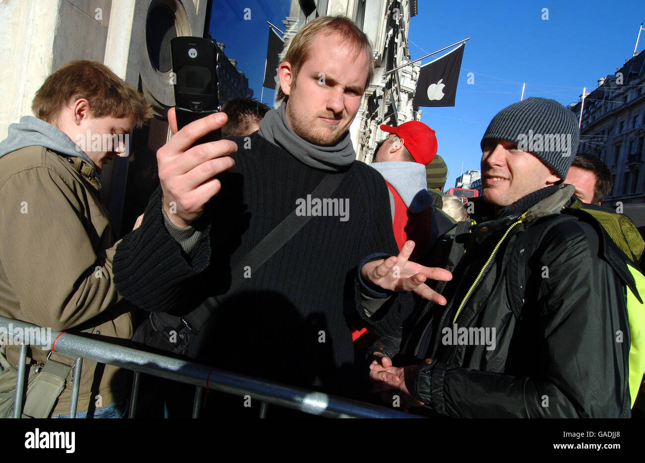 Graham Gilbert, 22 ans, attend à l'extérieur de l'Apple Store de Regent Street à Londres pour acheter le nouvel iPhone d'Apple, qui sera en vente à 18.02 ce soir. Banque D'Images