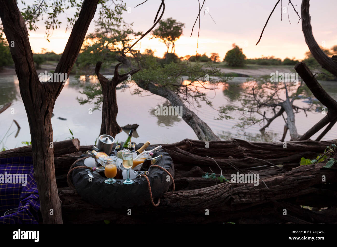 Les boissons au Sundowner Grumeti River, le Parc National du Serengeti, Tanzanie Banque D'Images