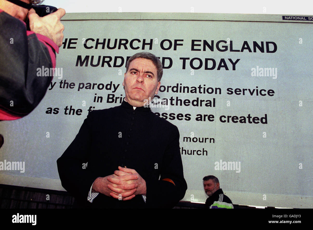 Le père Francis Bown, président de l'Ecclesia avec la palissade « l'Église d'Angleterre assassinée aujourd'hui » à Bedminster, Bristol. Banque D'Images