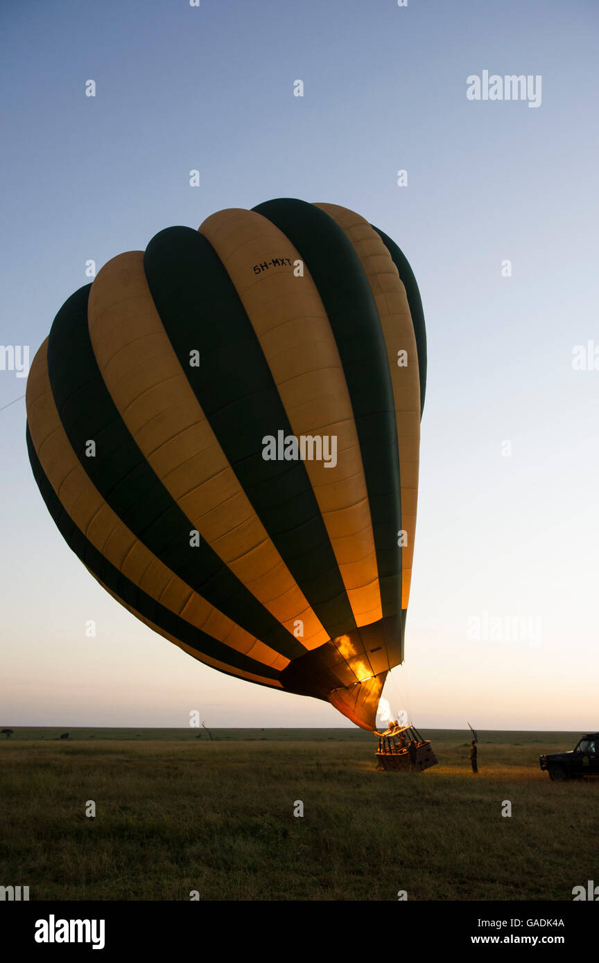 Remplir le ballon avec de l'air chaud avant le décollage, balloon safari, Parc National de Serengeti, Tanzanie Banque D'Images