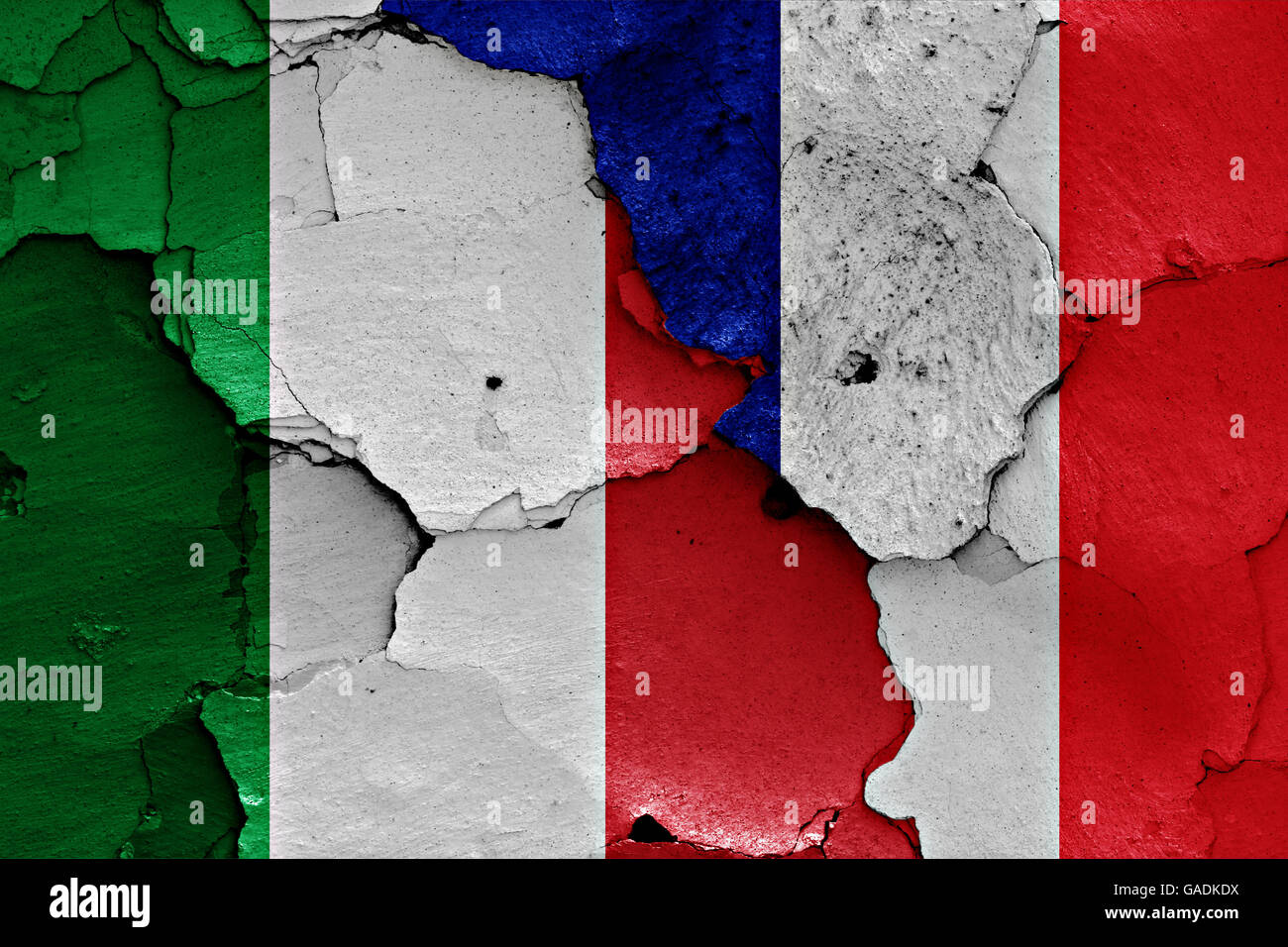 Drapeaux de l'Italie et la France peint sur mur fissuré Banque D'Images