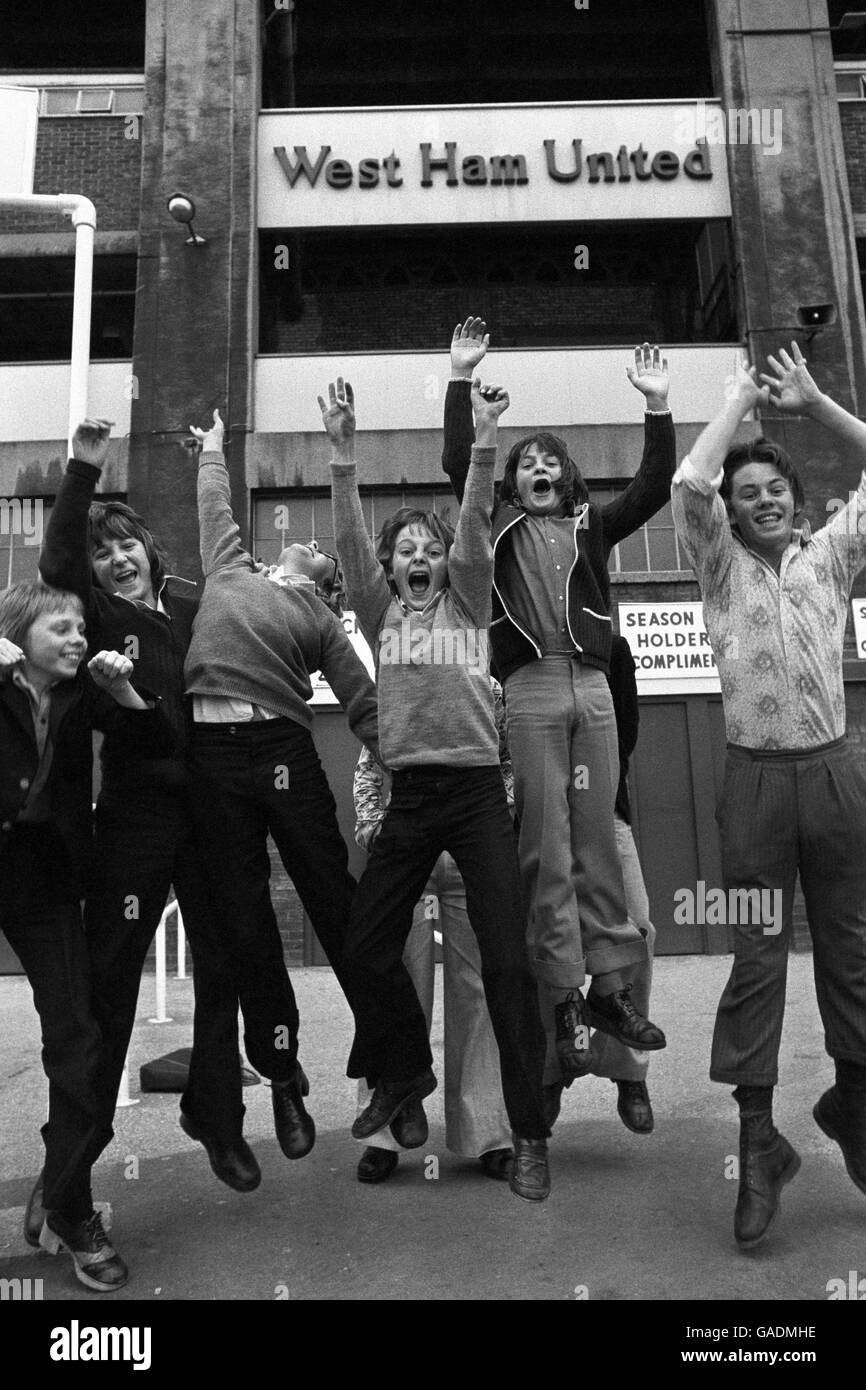 Les jeunes supporters du club de football West Ham United célèbrent en dehors du terrain du club dans l'est de Londres après avoir entendu que Bobby Moore reste au club. Banque D'Images
