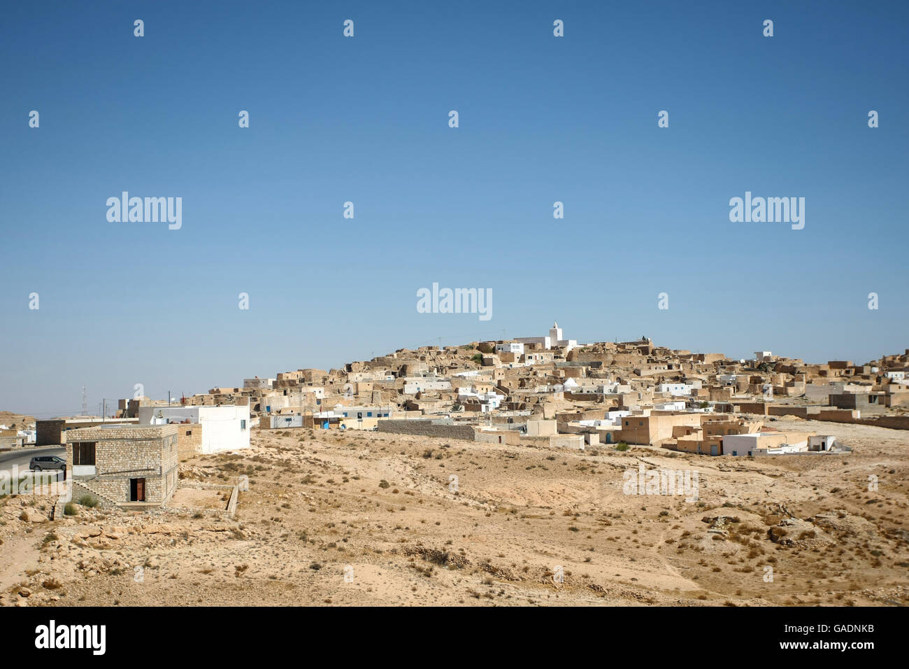 Une vue sur le petit village berbère, Tamezret en Tunisie. Banque D'Images