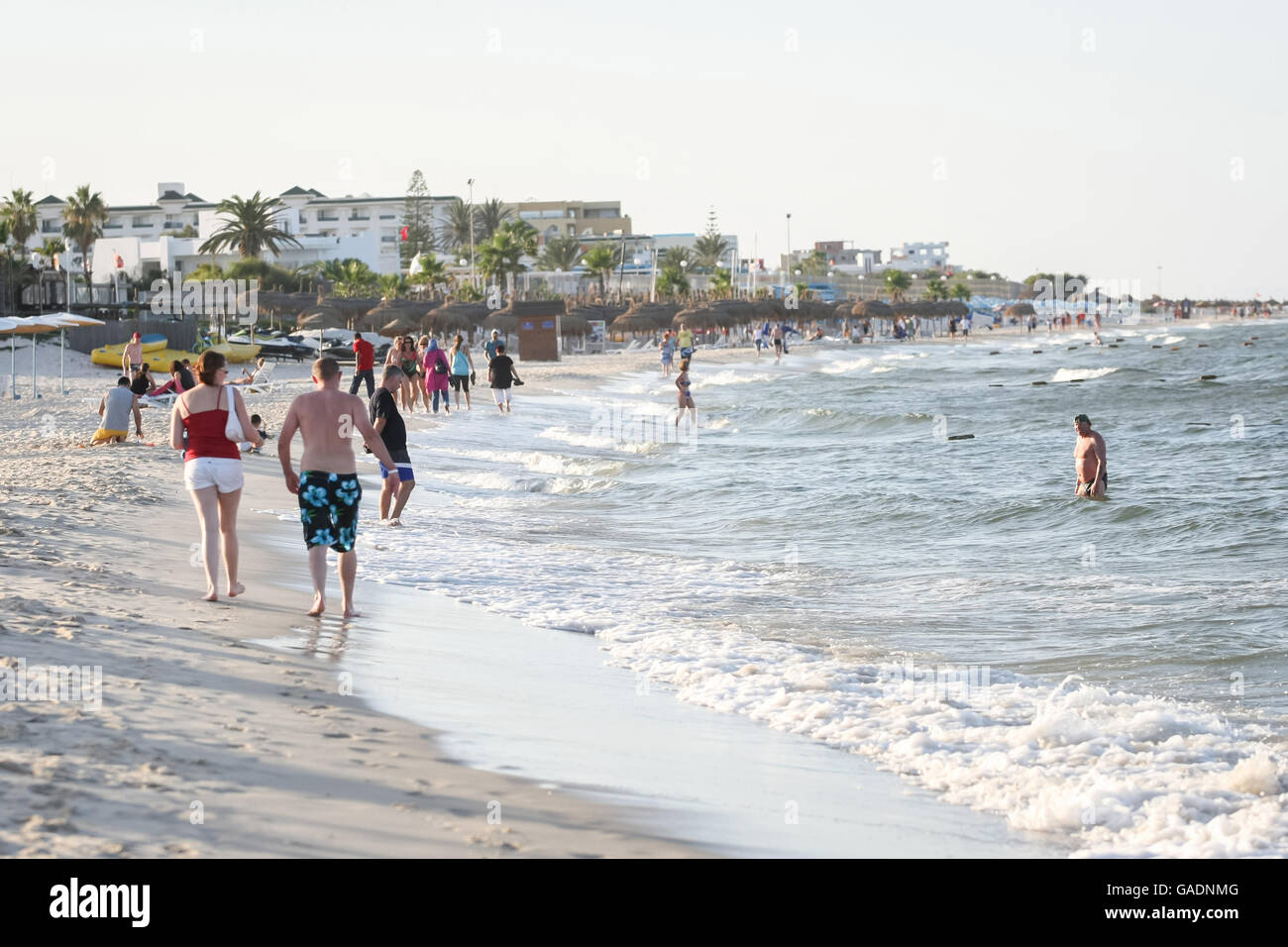 Les touristes profitant de la plage en face de l'hôtel à El Mouradi Port El Kantaoui, Tunisie. Banque D'Images