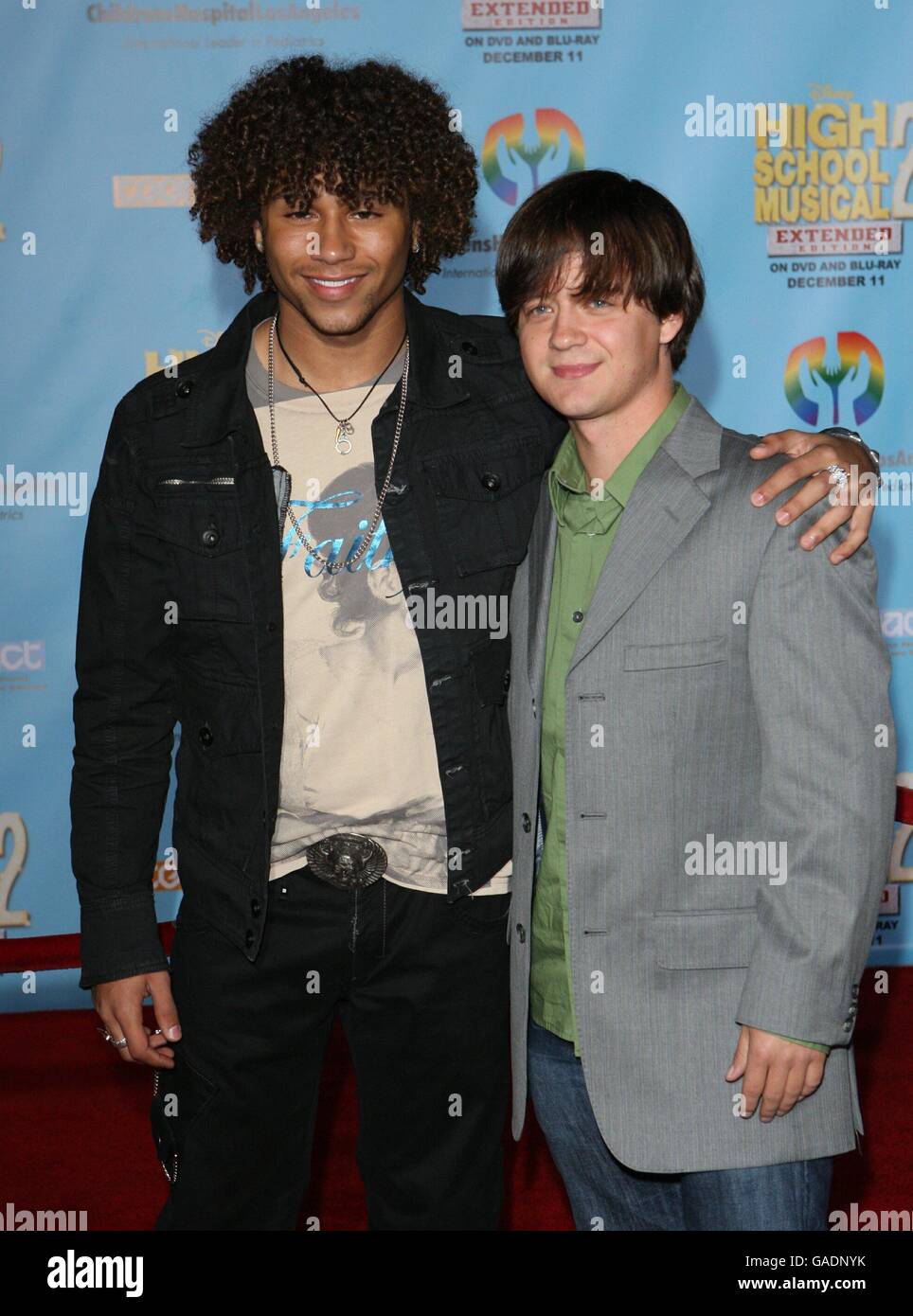 Corbin Bleu et Jason Earles arrivent à la première DVD de High School musical 2:Extended Edition au théâtre El Capitan de Los Angeles. Banque D'Images