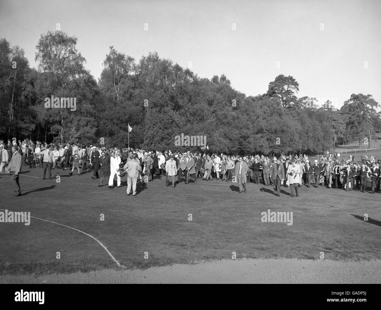 Arnold Palmer aux États-Unis et Gary Player en Afrique du Sud marchent vers le vert avec une immense galerie derrière eux Banque D'Images