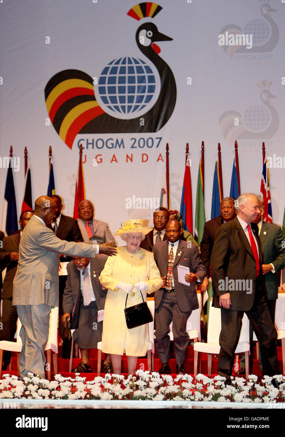 La reine Elizabeth II de Grande-Bretagne sourit alors qu'elle quitte la cérémonie d'ouverture de la réunion des chefs de gouvernement du Commonwealth (CHOGM) dans la capitale ougandaise Kampala. Banque D'Images