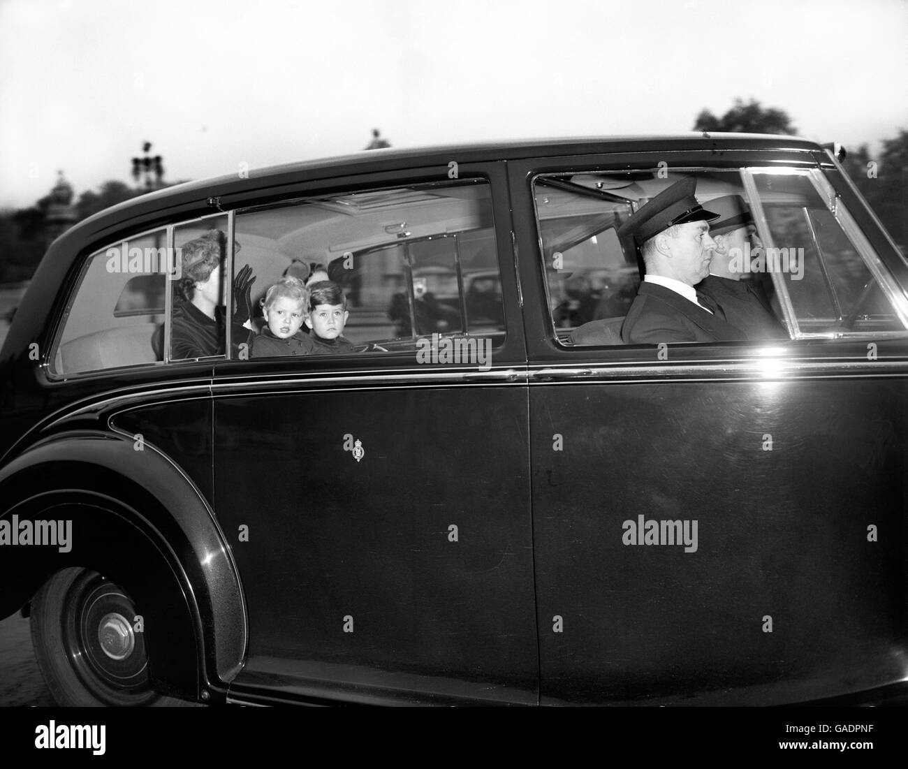 La Reine déferle les spectateurs avec la princesse Anne et le prince Charles dans la voiture royale alors qu'ils arrivent au Palais de Buckingham à leur retour à Londres de Balmoral. La Reine et ses enfants avaient voyagé avec la princesse Margaret toute la nuit, arrivant à la gare d'Euston dans le train royal. Banque D'Images