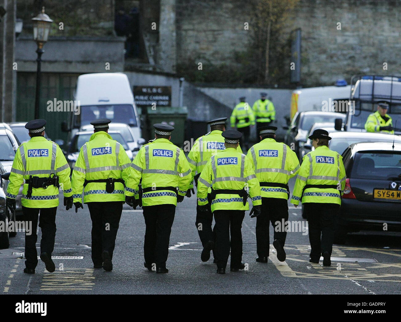 Police photographiée à l'extérieur de la cour de shérif de Linlithgow à West Lothian où Peter Tobin, 61 ans, devait apparaître ce matin accusé de meurtre d'une écolière Vicky Hamilton. Tobin ne se présentera pas devant un tribunal après qu'une attaque de prison l'a laissé à l'hôpital. Banque D'Images