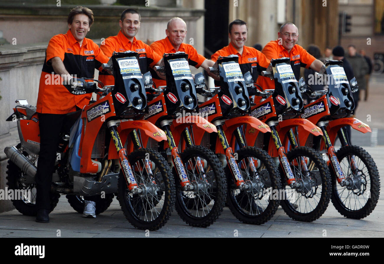 Des coureurs écossais prenant part au Dakar Rally (de gauche à droite) Neil Buchan, Ewan Buchan, John Whiteford, Iain Shankie et Calum McKenzie lors d'une séance photo sur la place George de Glasgow. Banque D'Images