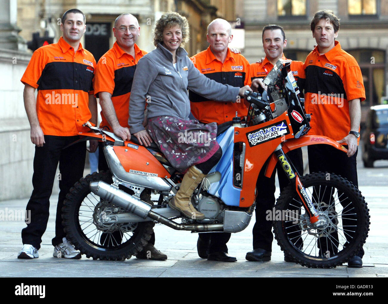 Des coureurs écossais prenant part au Dakar Rally (de gauche à droite) Ewan Buchan, Calum McKenzie, John Whiteford, Iain Shankie et Neil Buchan avec Patsy Quick, la seule femme britannique à avoir terminé le rallye, lors d'une séance photo sur la place George de Glasgow. Banque D'Images