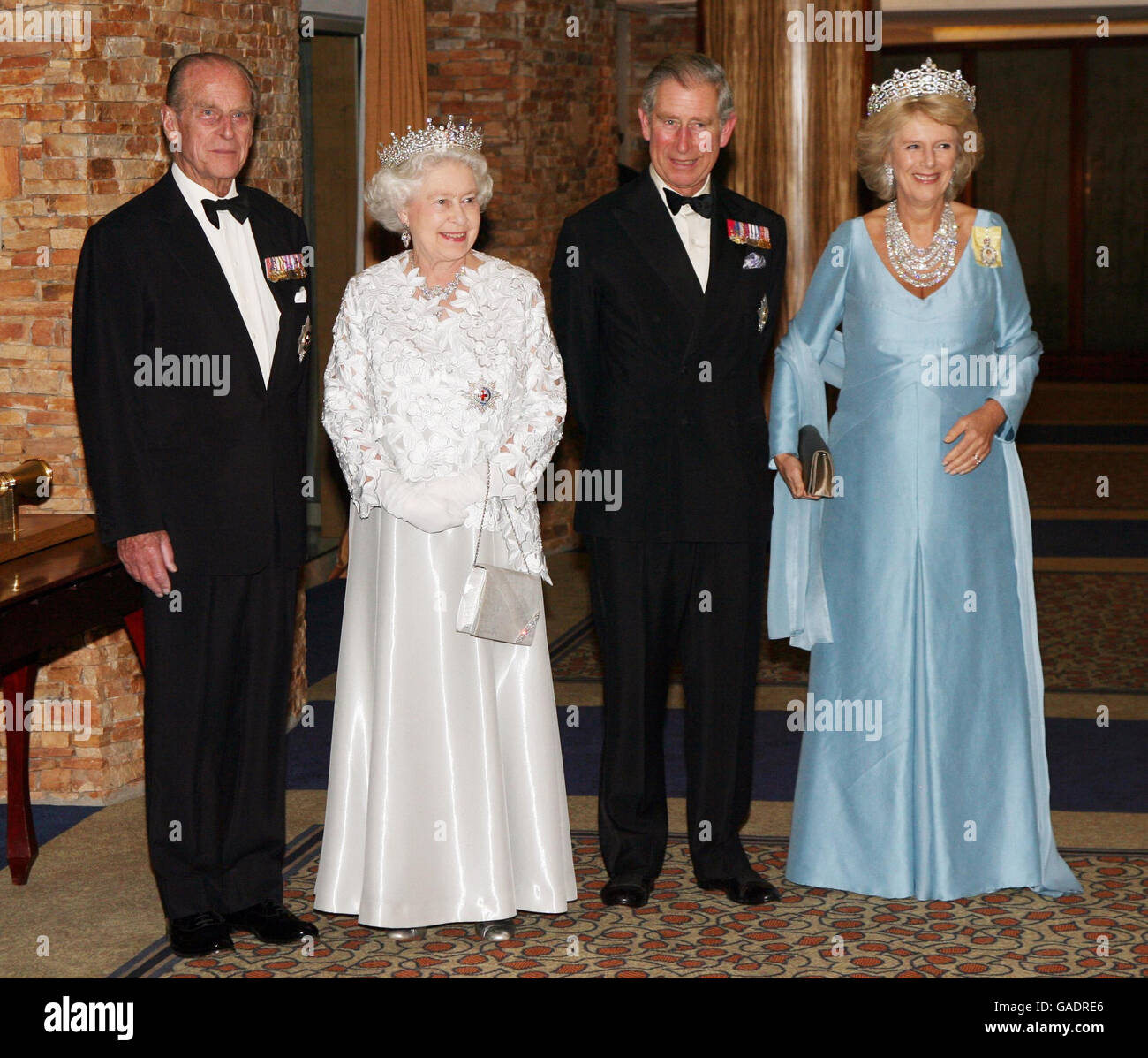 HM la Reine (au centre à gauche), HRH le duc d'Édimbourg (à gauche), HRH le prince de Galles (au centre à droite) et Camilla HRH la duchesse de Cornouailles (à droite) le banquet Queens pour les chefs de gouvernement du Commonwealth à Kampala, en Ouganda. Banque D'Images